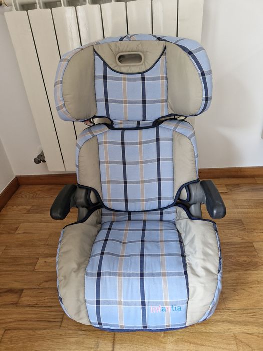 Cadeira auto da marca infantia_cinzenta e azul