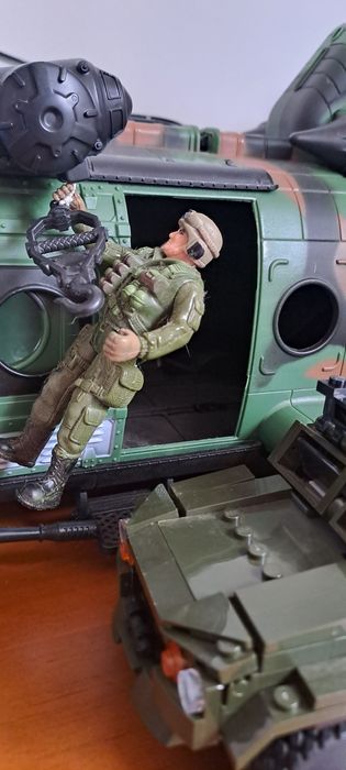 Conjunto de brinquedos, helicóptero militar, jipe e soldado