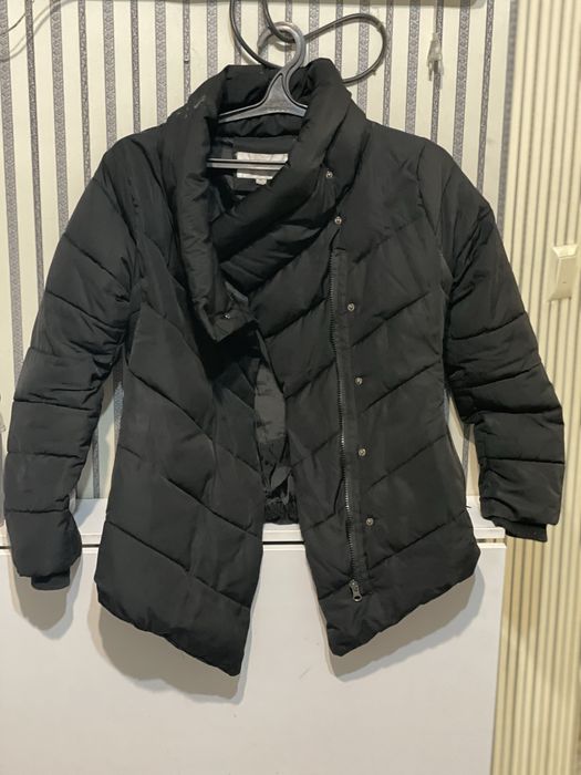 чорна жіноча куртка-пуховик з асиметричним коміром