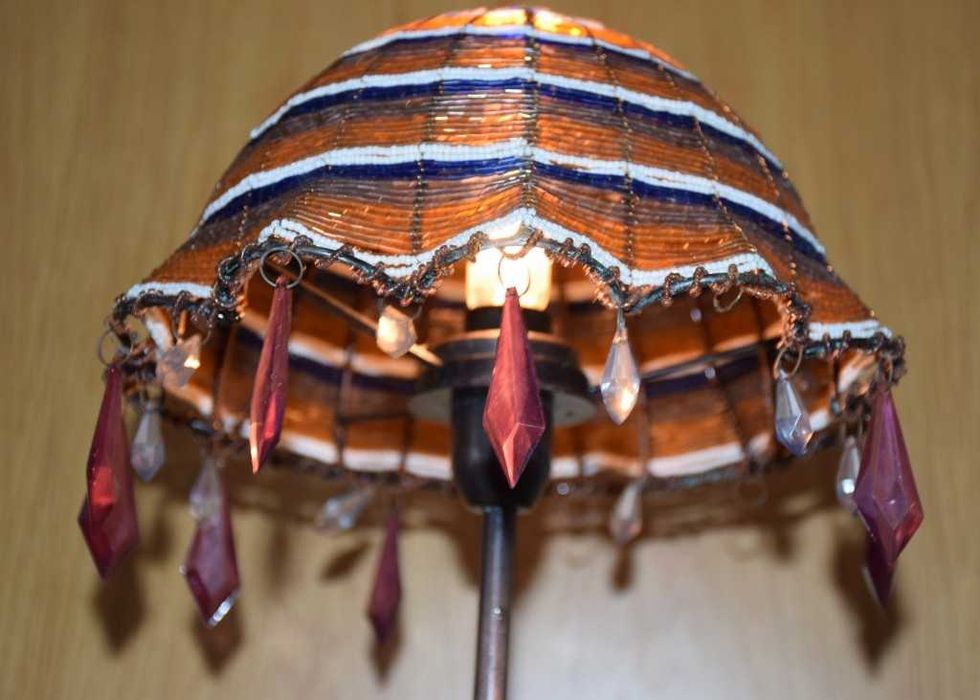 Candeeiro elétrico de mesa antigo, com abajur em missangas