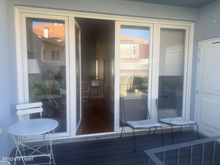 Apartamento T2, com jardim e garagem, no centro do Porto