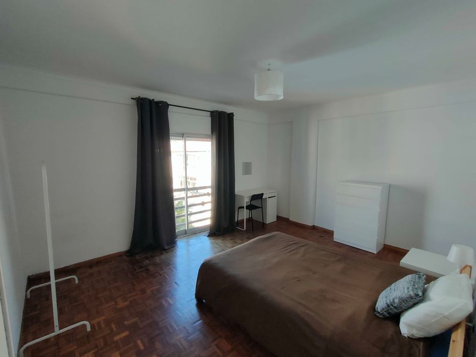 Quarto nas Mercês 5 min pé da estação