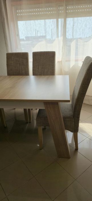 Conjunto de mesa com 4 cadeiras