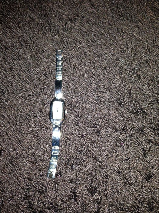 relogio prateado fino