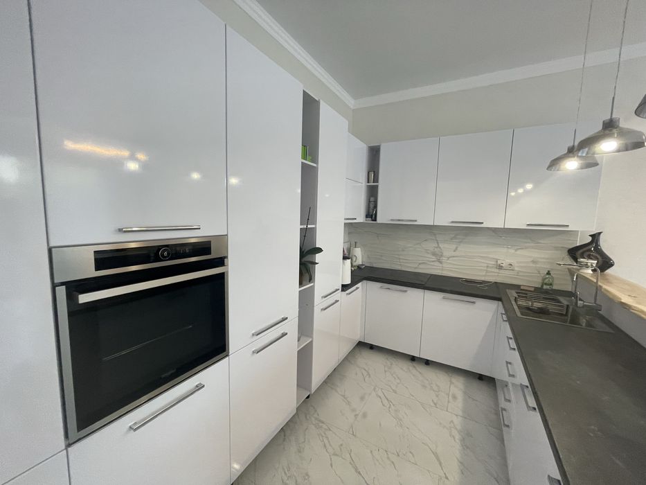 Гарний, Сучасний, добротний  будинок з басейном