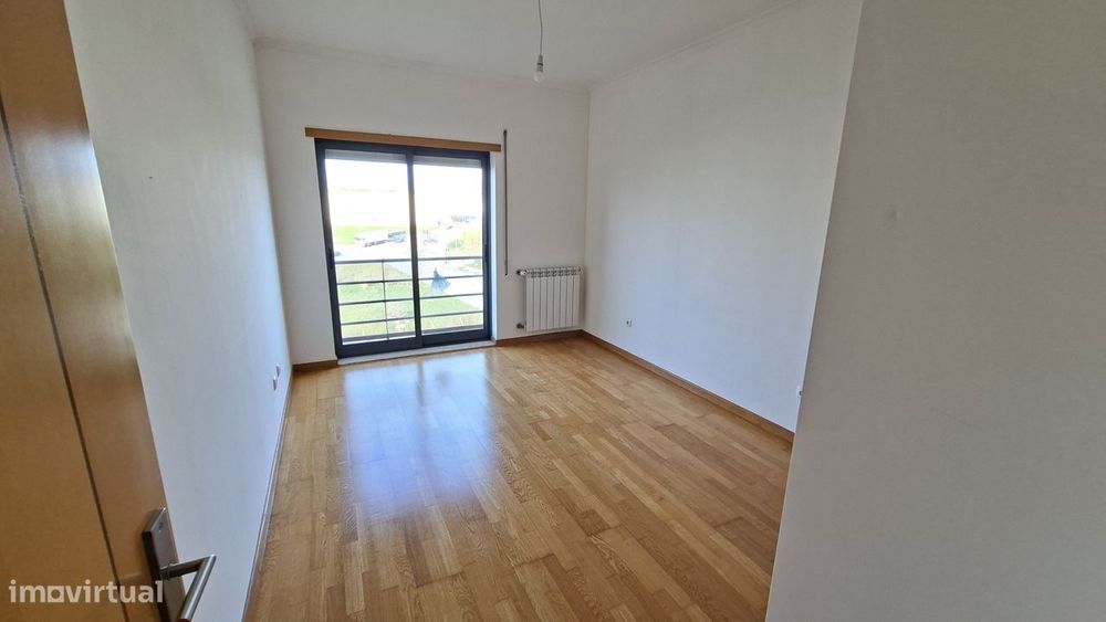 Apartamento T2 com 126m2, arrecadação e lugar  estacionamento Montijo.