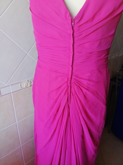 Vestido cerimónia comprido, na cor rosa fuxia