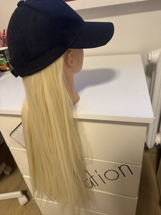 Czarna czapka z daszkiem z wlosami bardzo jasny blond