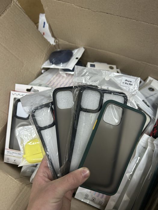 Продам все що в коробці,чохли на iPhone,AirPods,кабелі,перехідники