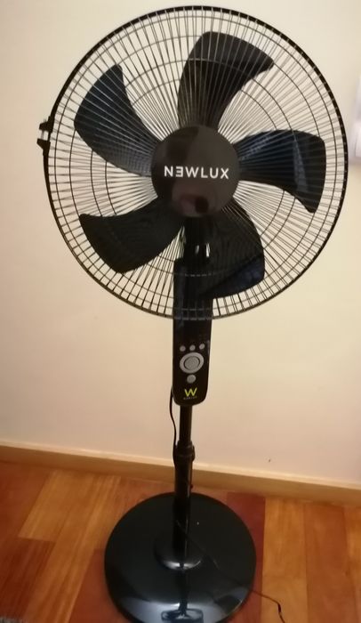 Ventoinha eléctrica  de pé  com comando