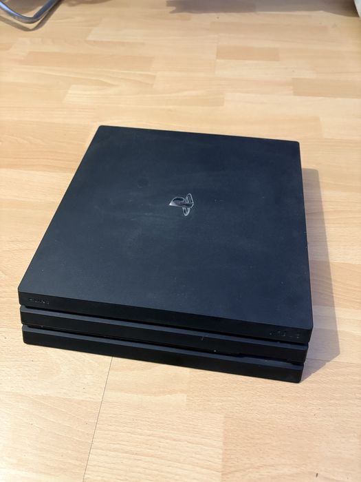 PS4 Pro z jednym kontrolerem