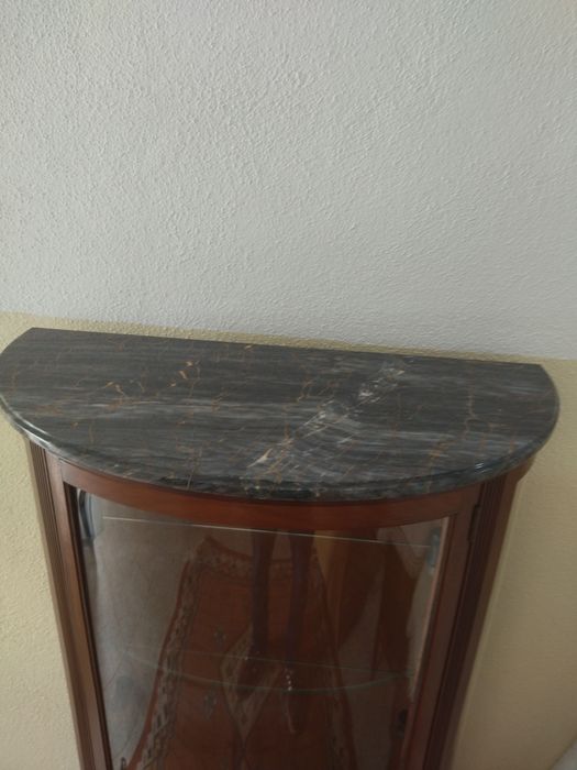 Cristaleira ou vitrine com pedra