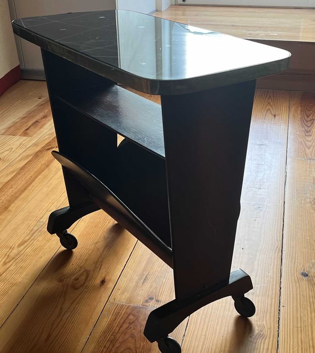 Revistero/ Mesa auxiliar vintage em madeira e vidro – anos 50/60