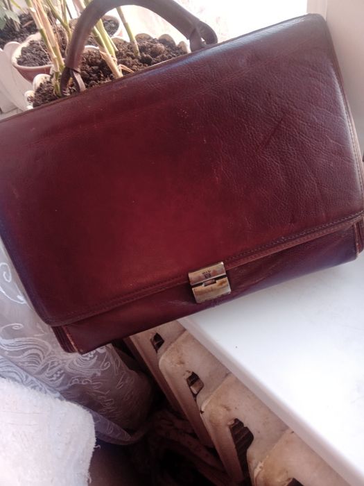 Продам  новые  кожанныее сумочки. И кожанний портфель