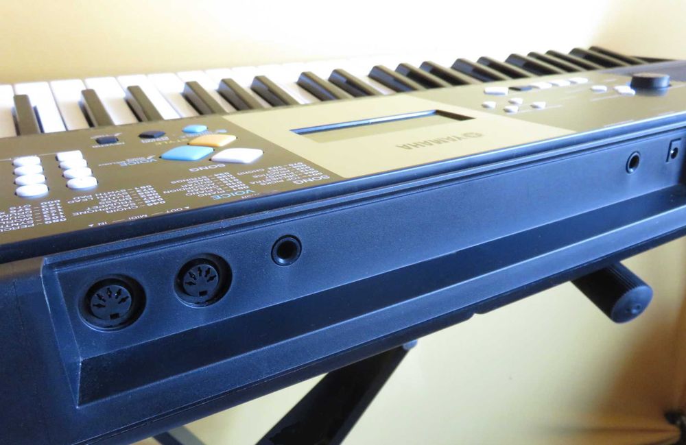 Keyboard YAMAHA YPT-220 z MIDI