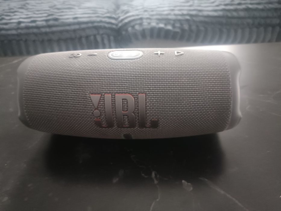 Głośnik JBL charge 5. Super sprzet do odtwarzania muzyki!
