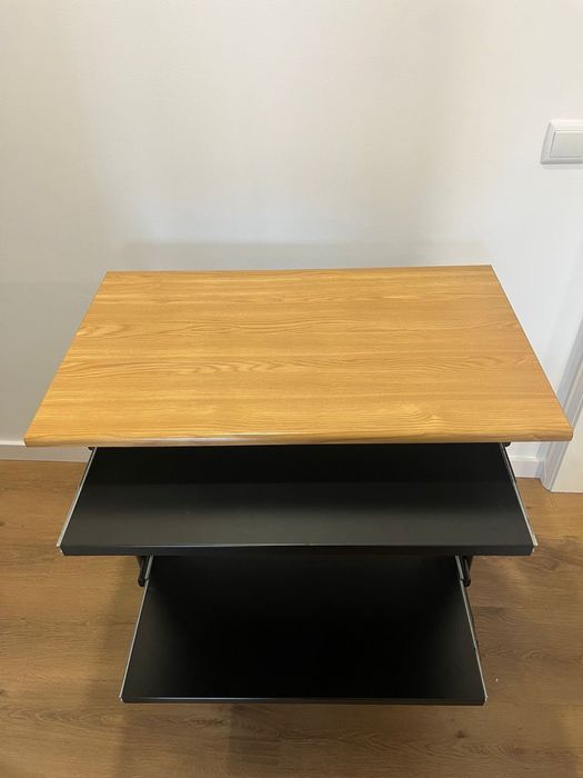 Secretária para computador e impressora.