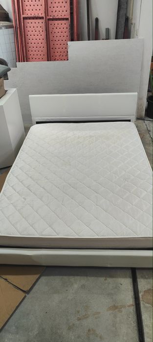 Cama com colchão - conjunto