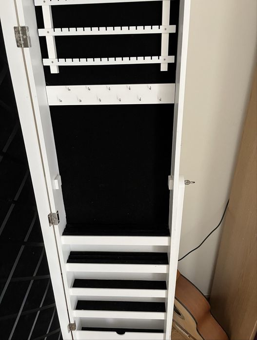 Espelho de corpo todo com arrumação