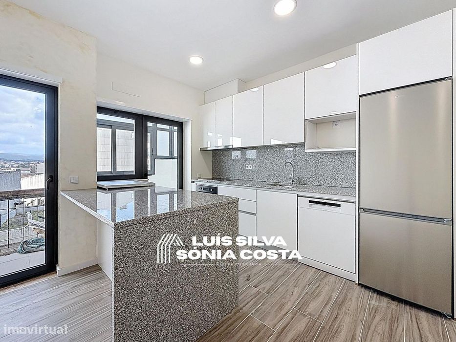 Apartamento T4 Totalmente Remodelado com 2 Varandas e Elevador –...