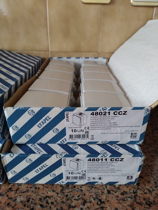 Tomadas interruptores estanque material elétrico casa quarto vivenda.