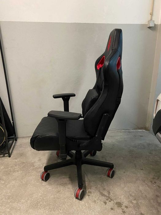 Cadeira Gaming HP OMEN Elevador a Gás Classe 4 - Preto e Vermelho