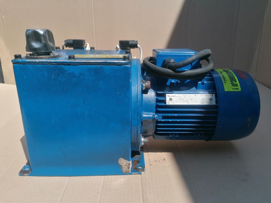 Pompa hydrauliczna z silnikiem i tłokiem