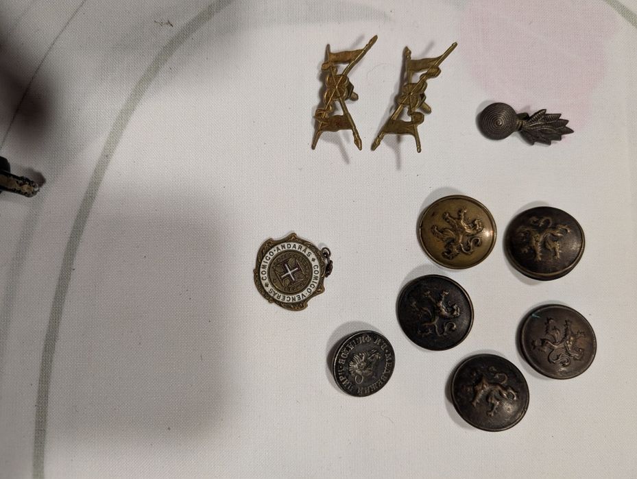 Pins, e botões militares muito antigos