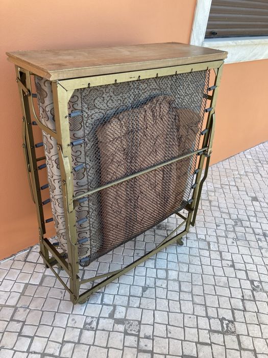 Divã cama de solteiro com colchão em bom estado