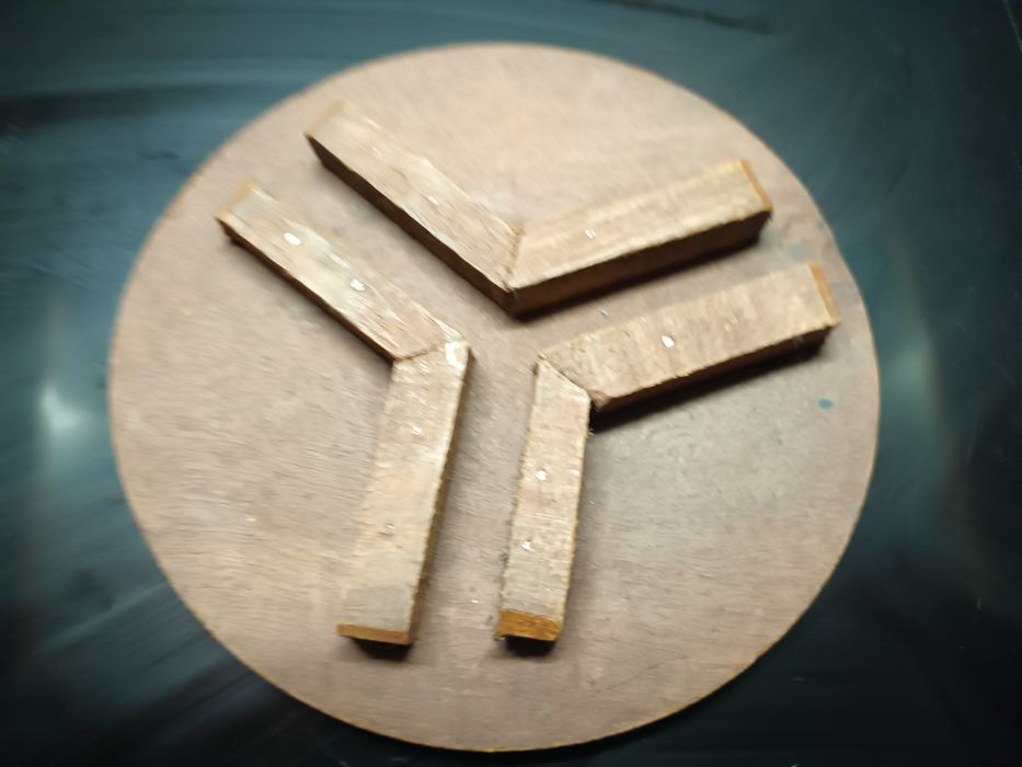 Base de Madeira talhada à Mão