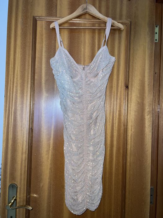 Vestido cor de rosa brilhante