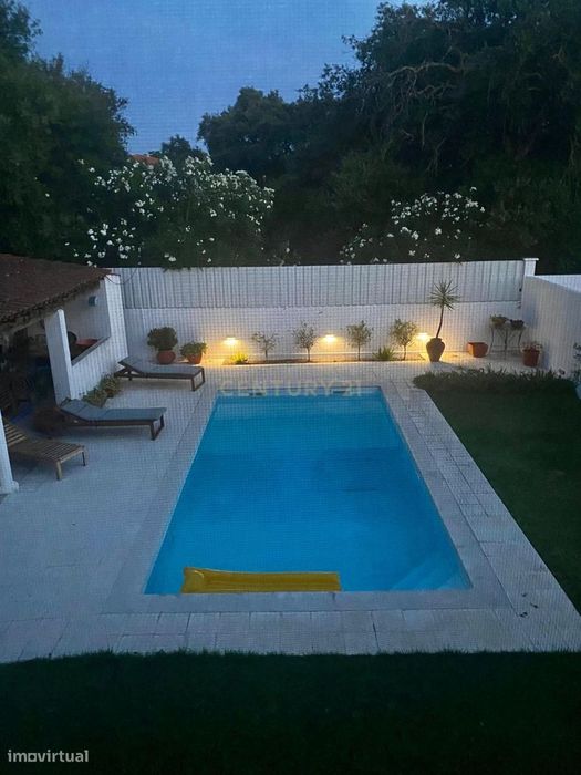 4 Suítes + Piscina | Moradia Com Jardim E Garagem Em Azeitão
