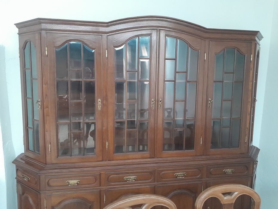 Móvel Sala/ Louceiro e  mesa com 8 cadeiras