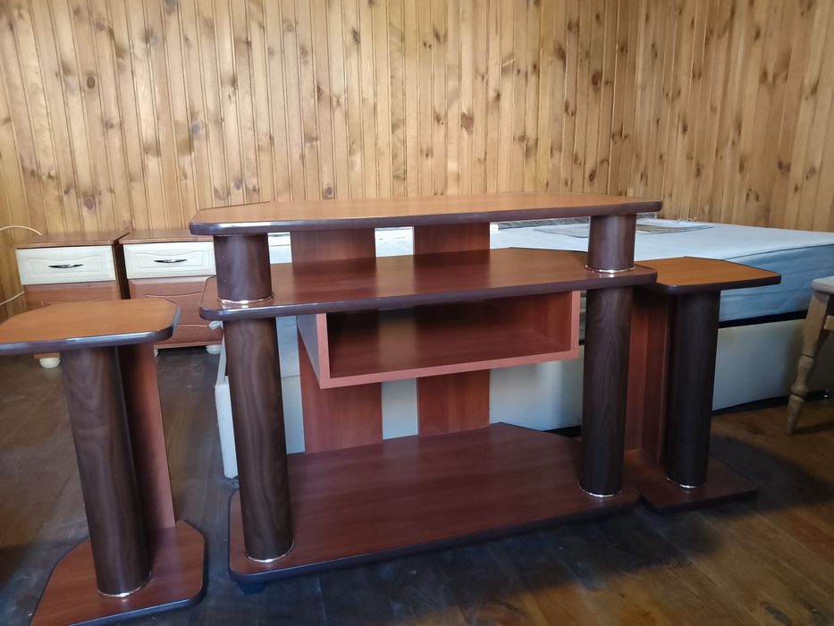 Продам тумбочку під телевізор і 2 підставки під вазони