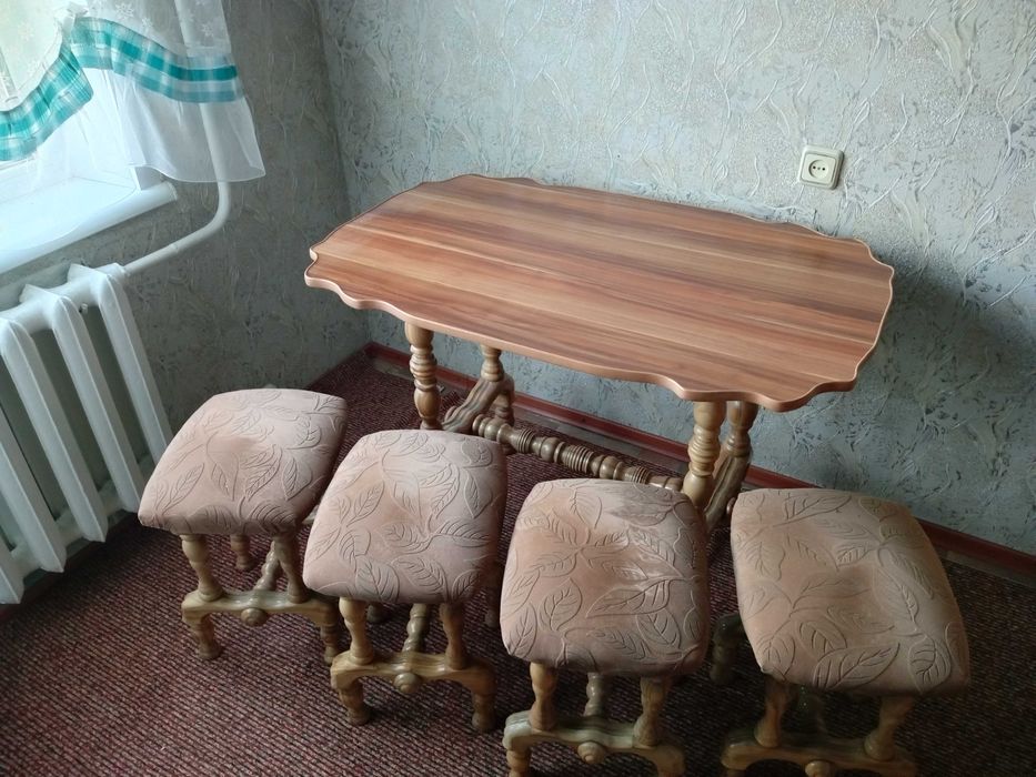 Кухонный стол 71 * 112 см. и 4 стула