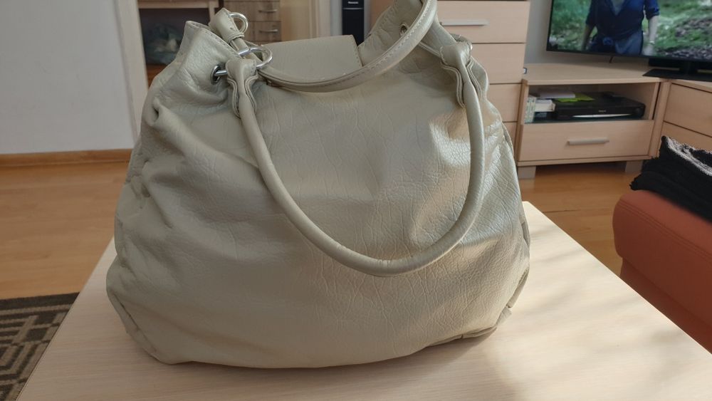 Duża torebka na ramię w kolorze kremowym