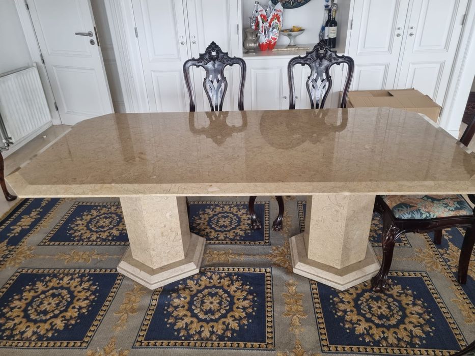 Mesa de jantar em pedra liós