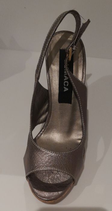 Sandálias douradas salto alto tamanho 36 salto com 12 cm marca lumaca