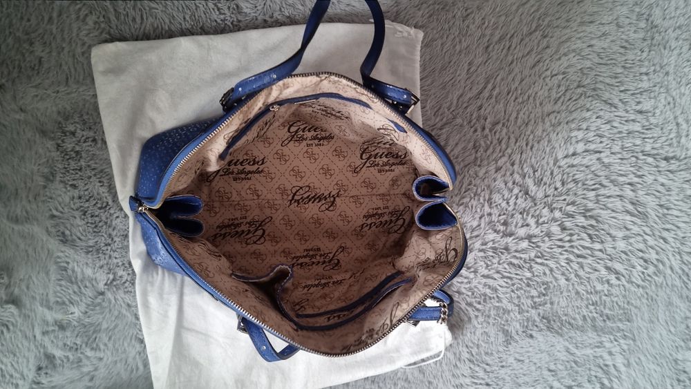 Piękna elegancka niebieska torebka GUESS