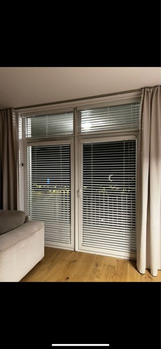 Drewniane białe żaluzje na okna balkonowe + 1 okno
