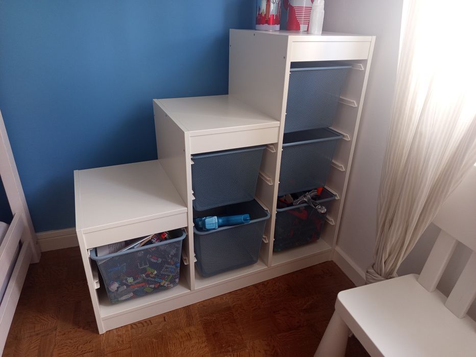 Móvel IKEA com cestos metálicos azuis TROFAST