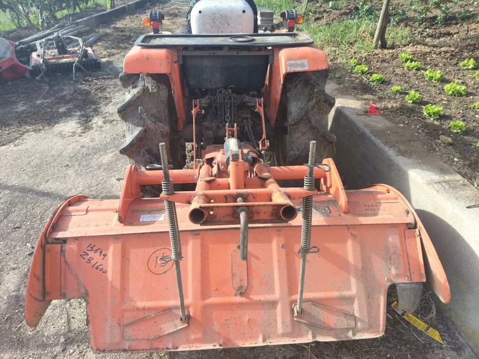 Vendo tractor Kubota b 1600 com a respectiva fresa facas novos ... Tractor em bom estado