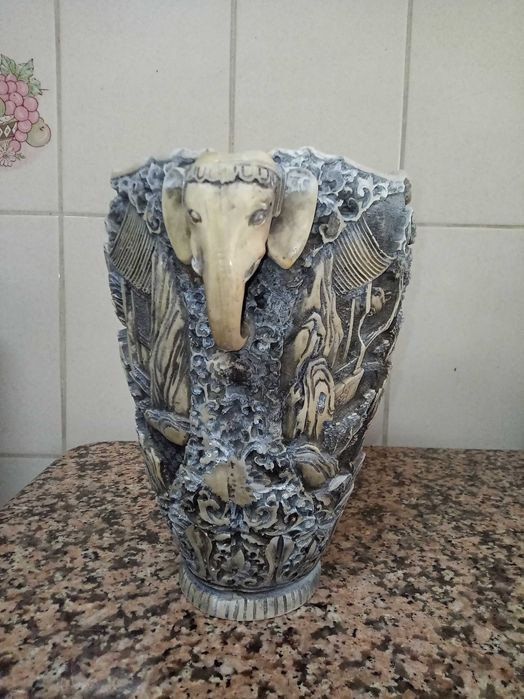 Vaso asiático vintage esculpido em resina com alças de elefante 27cm