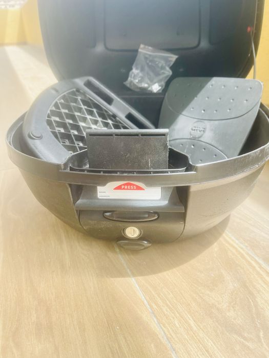 Top case givi com encosto pendura e base 30 litros