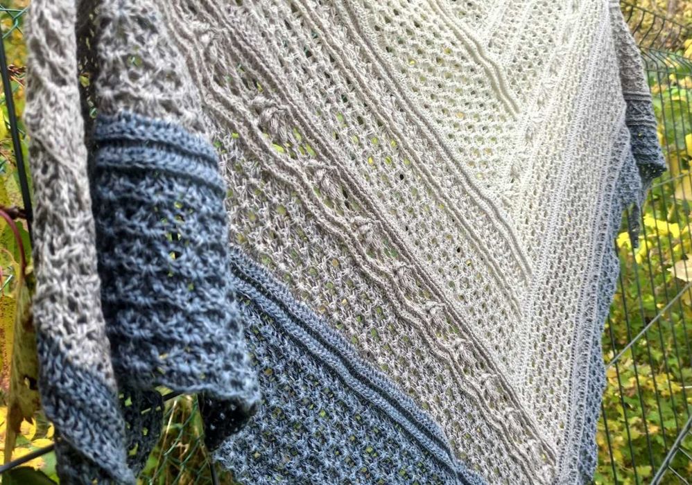 Chusta  robiona na szydełku, handmade w odcieniach kremu, beżu i szaro