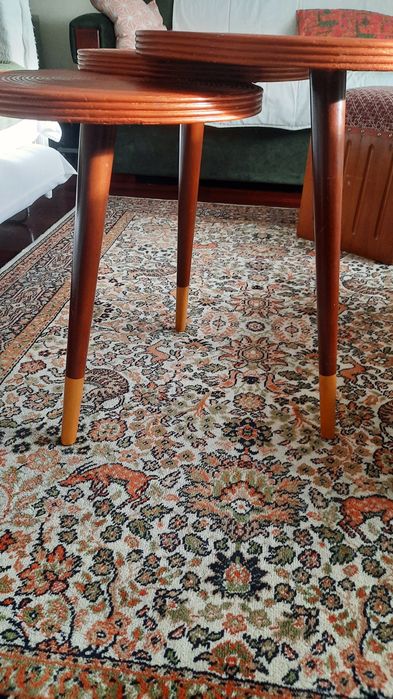 Mesa de apoio de sofá _sala estar pintada em rose gold com terminações de pés pintado em dourado