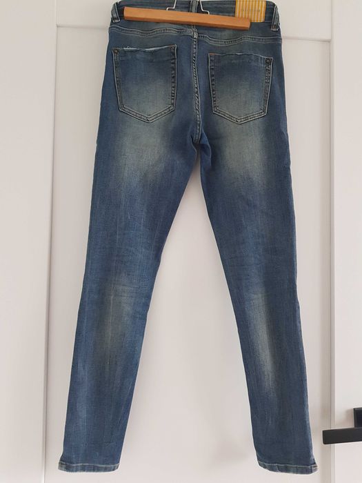 Zara - jeansy z oryginalnymi  przetarciami, r.36, stan bdb