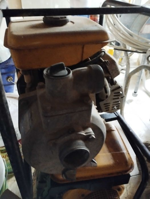 Bomba de água a gasolina impecável