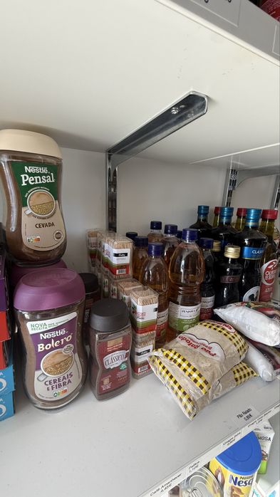 Prateleiras e caixas de fruta e legumes com suporte de parede vintage