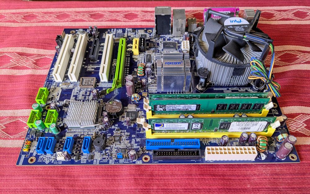 Kit Motherboard Foxconn + Intel Pentium D + 3GB RAM DDR2  (peças)